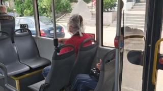 Мъж ошашави столичани с нестандартното си средство за защита срещу К-19 СНИМКА