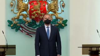 Радев връчи властта на служебното правителство и го призова към война ВИДЕО