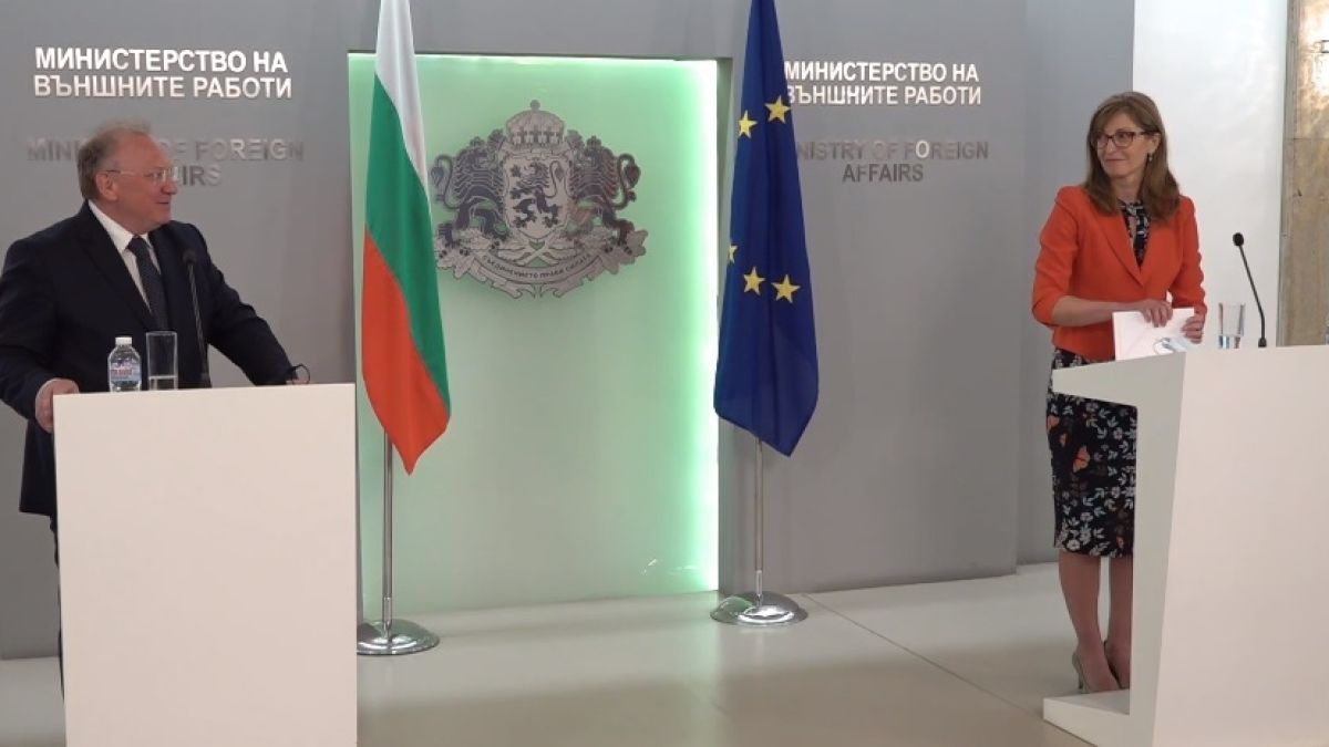 Захариева предаде щафетата на служебния външен министър на Светлан Стоев