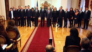 Мира Радева притеснена от служебния премиер с пагон 
