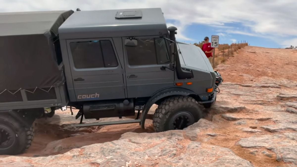 Mercedes Unimog преодолява планински офроуд, всички са останали без думи ВИДЕО 