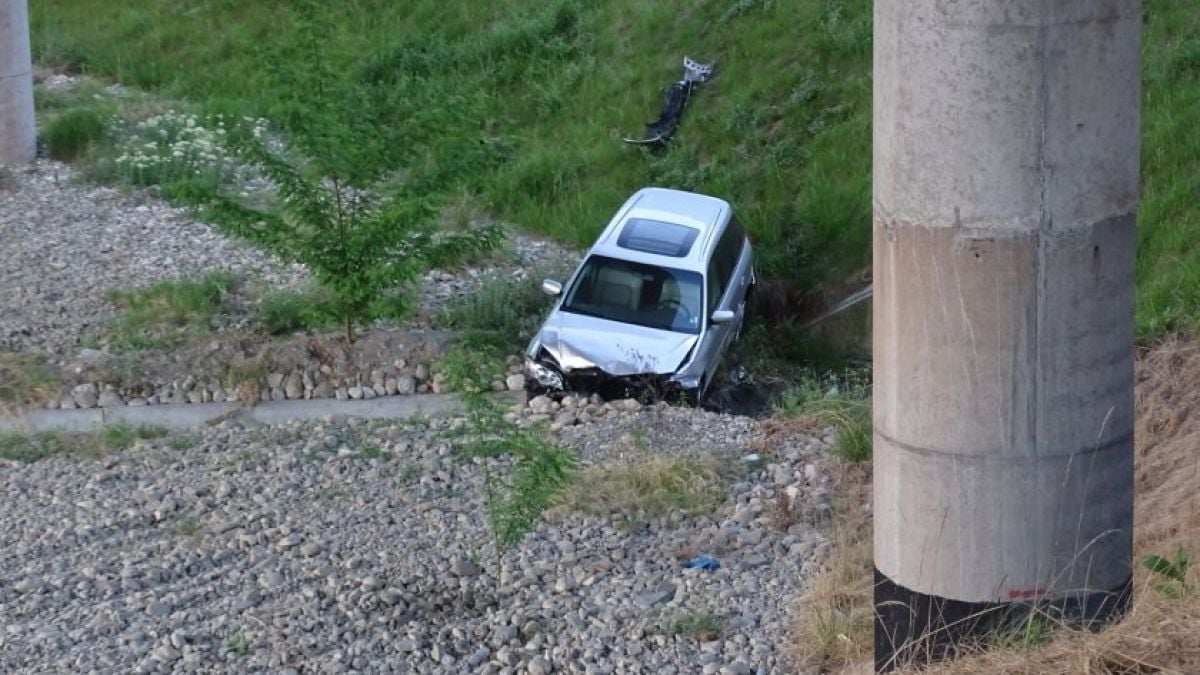 Благоевградчанин си купи нова кола вчера, но я потроши след часове СНИМКИ