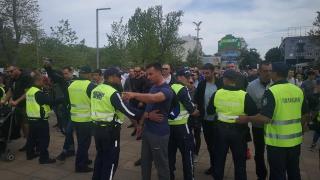 Напрежение на Прайда в Бургас: Хвърчат яйца и димки, уцелиха полицай СНИМКИ