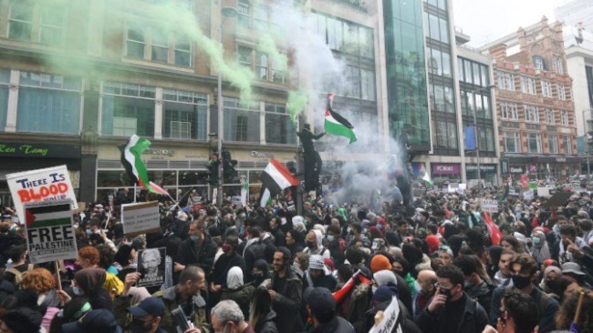 В Лондон е страшно! Полицаи и протестиращи влязоха в сблъсък 