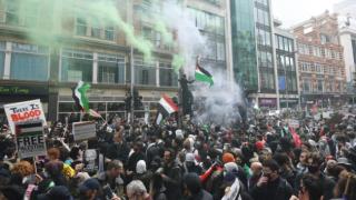 В Лондон е страшно! Полицаи и протестиращи влязоха в сблъсък 