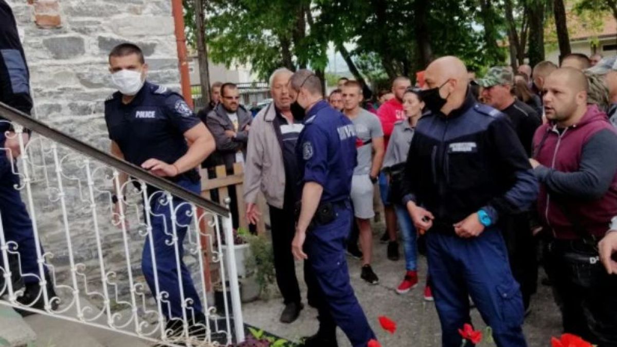 Ври и кипи в пловдивския ж. к. Коматево! Родители скочиха срещу "Жътварите", дойде полиция СНИМКИ 