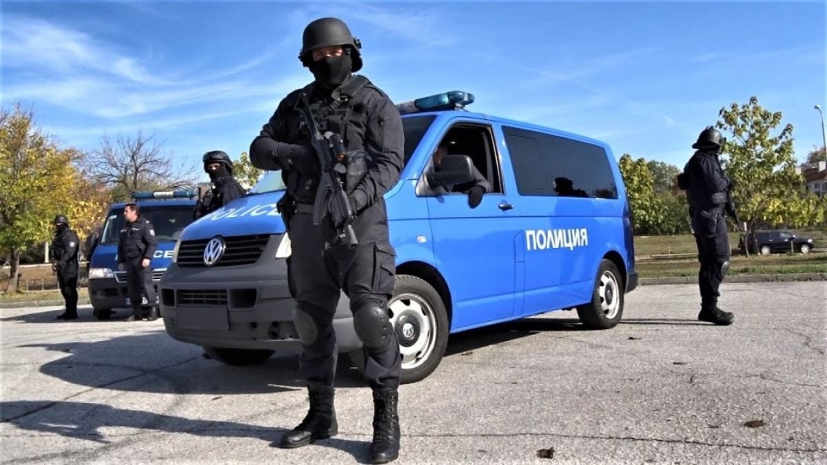 Екшън на АМ "Струма"! Четирима с джип преследват тираджия, извадиха пистолети и...