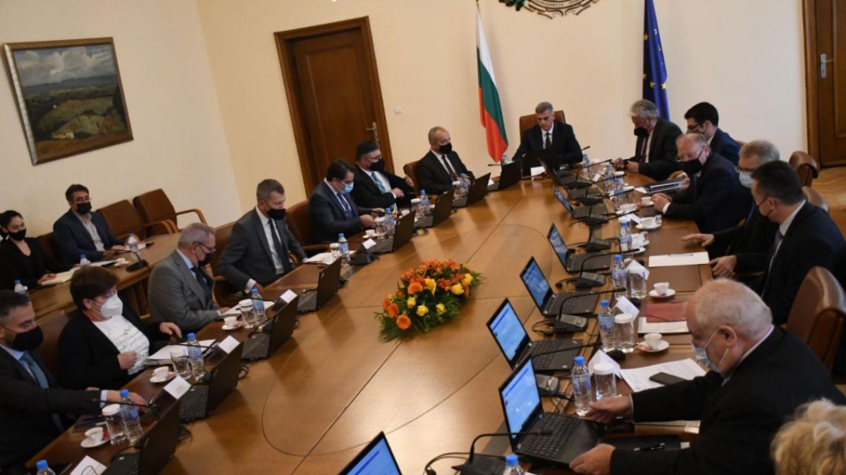 Служебният кабинет с първи важни решения