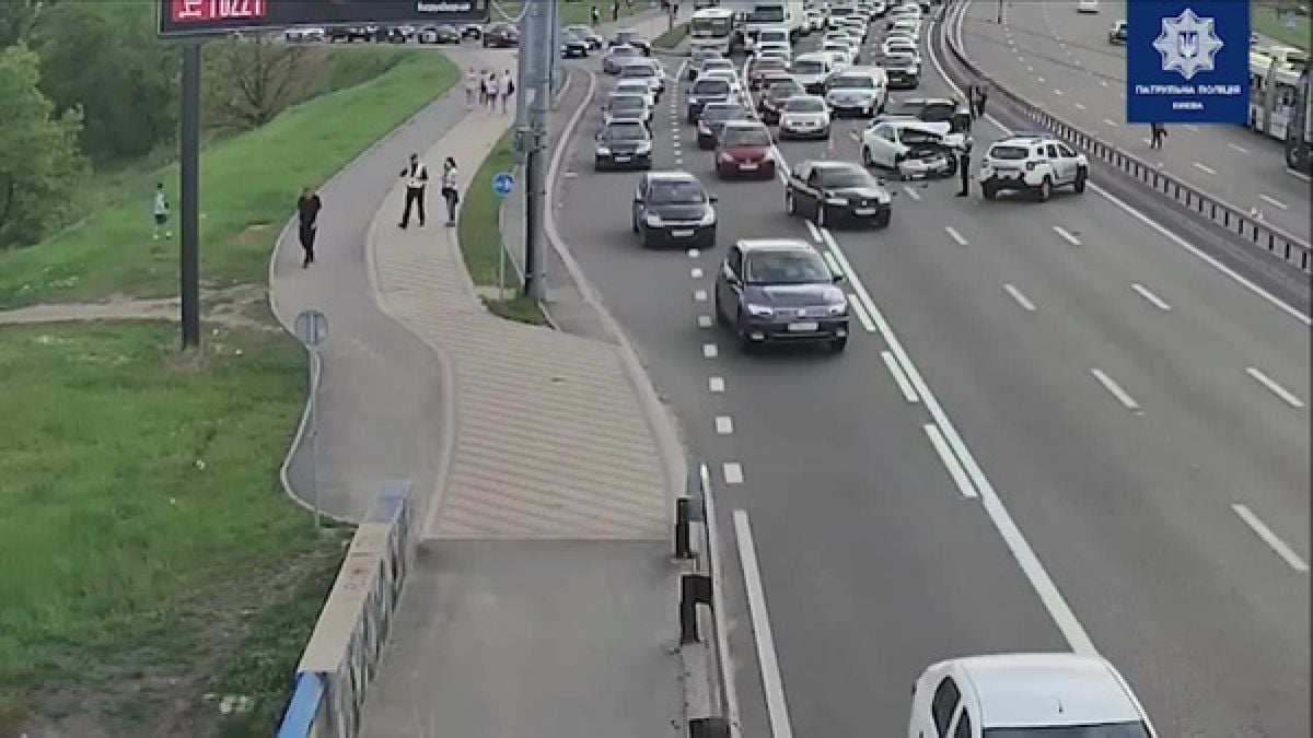 Кола подскочи високо във въздуха на равен път и се разби ВИДЕО