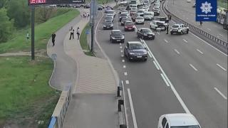 Кола подскочи високо във въздуха на равен път и се разби ВИДЕО