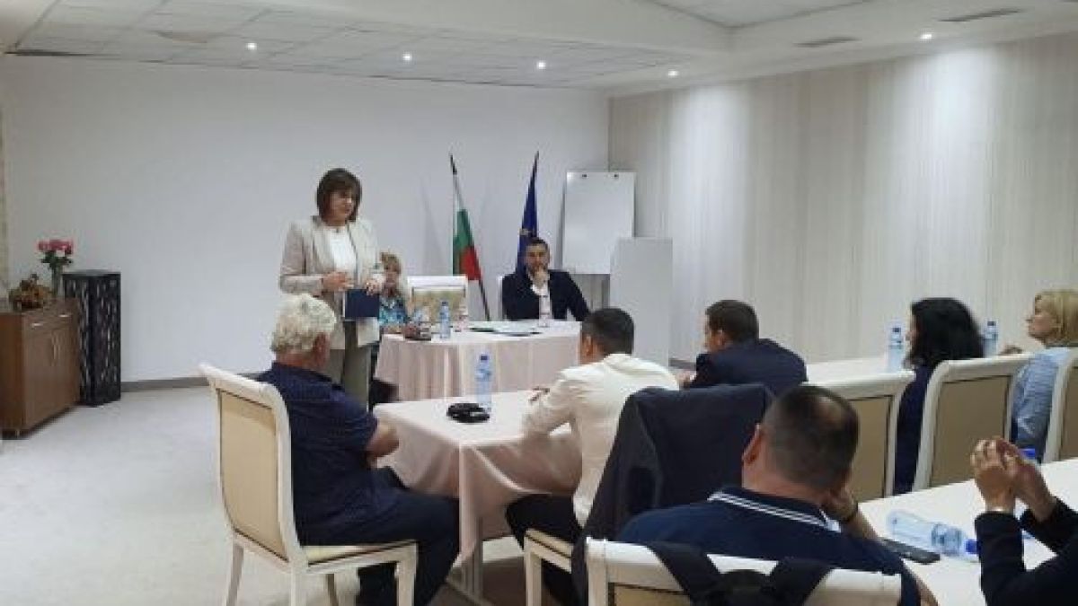 Нинова започна обиколка из страната