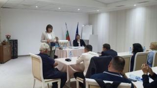 Нинова започна обиколка из страната