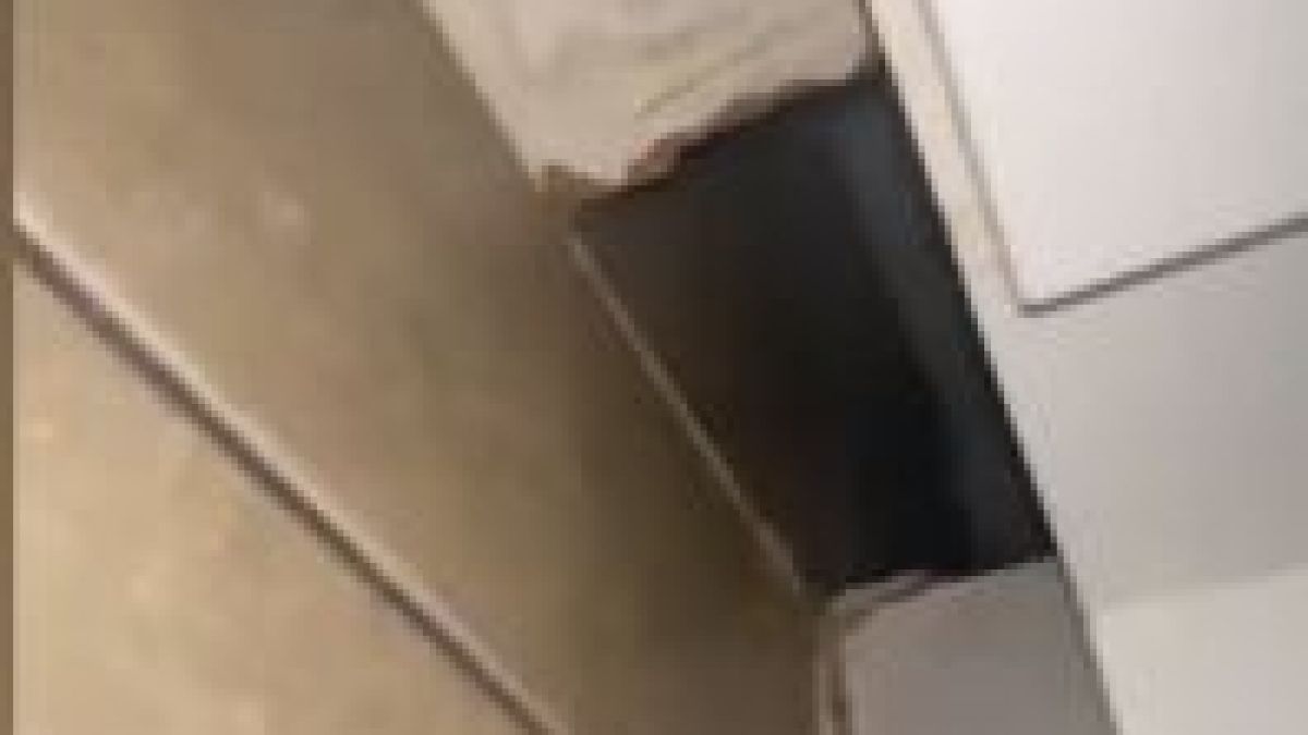 Мрежата ужасена: Момиче откри страшни символи зад шкаф в кухнята ВИДЕО 