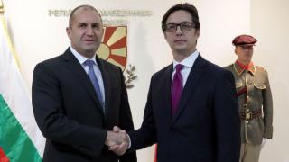Пендаровски разкри какво очаква от Радев, докато летят заедно за Ватикана 