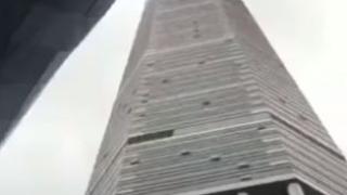 300-метров небостъргач се разлюля, минувачи бягат като обезумели ВИДЕО