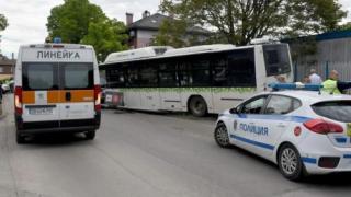 Камера улови какво шокиращо нещо е направил шофьорът на автобуса от мелето със 7 коли в София ВИДЕО