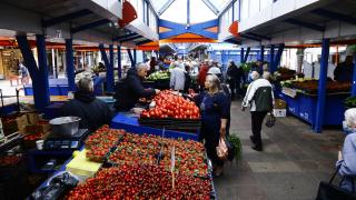 Финансова секира: Удариха българите по най-любимото, скача цената на...