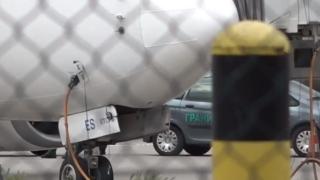 Дясната ръка на Божков кацна в София, прибраха го още от пистата ВИДЕО