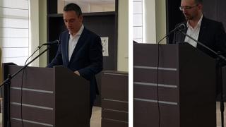 Кметът на Бургас чете Библията публично
