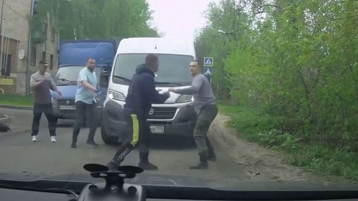 Зрелищни ВИДЕА 18+: Пияни пешеходци нападнаха шофьор на микробус
