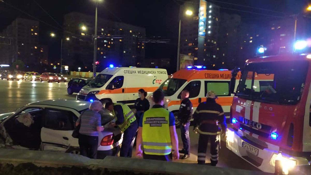 Зверско меле край мол в София, режат ламарини, за да вадят хора СНИМКИ