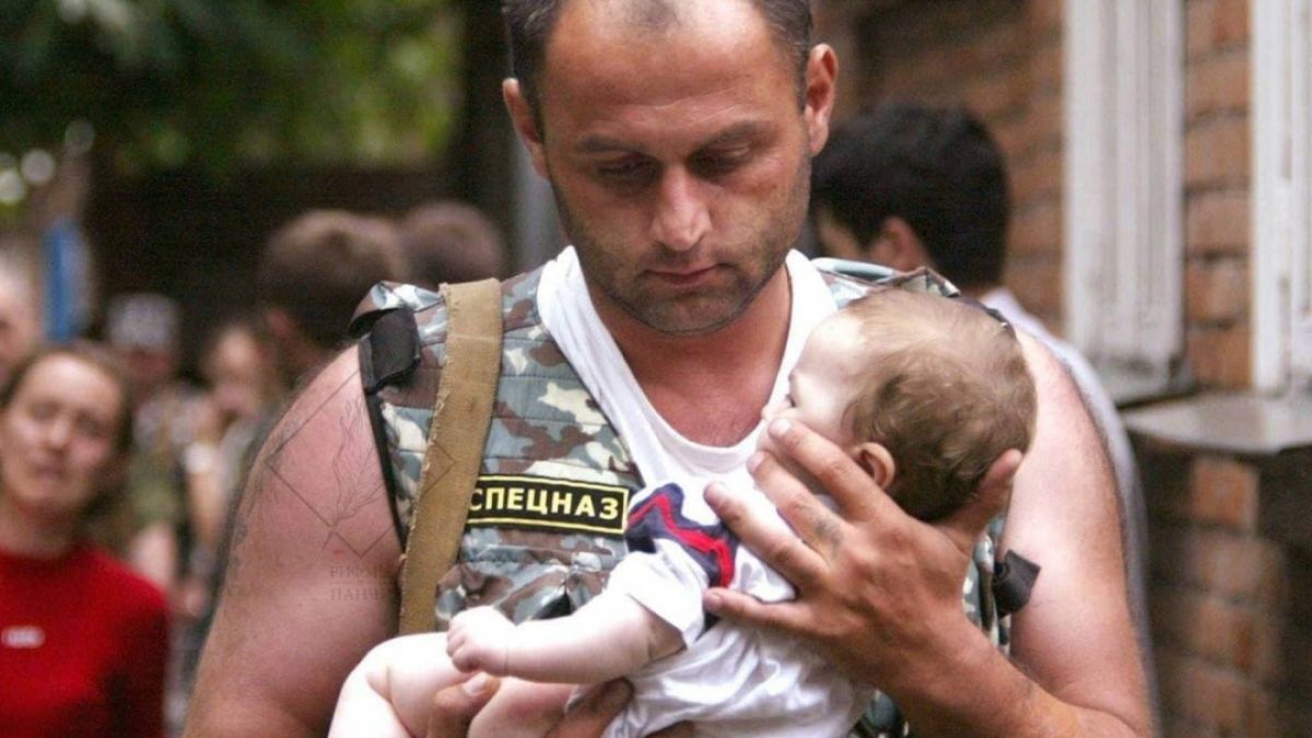 Трогателно: Момиче покани на бала си спецназовеца, който я спасил навремето в Беслан СНИМКИ