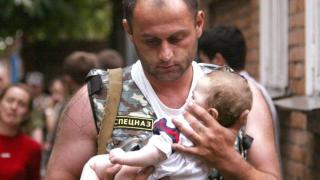 Трогателно: Момиче покани на бала си спецназовеца, който я спасил навремето в Беслан СНИМКИ