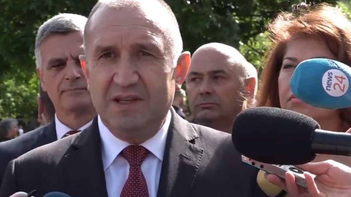 Радев честити празника на българите, но си замълча за рокада в Службите ВИДЕО