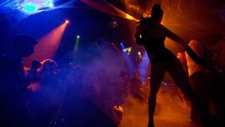Доцент от престижен вуз се вихри в гей клуб, целува полугол младеж ВИДЕО