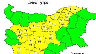 Опасно време: Гръмотевични бури и градушки удрят България до часове