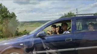 Шок гледка на "Хемус": Цигане седи в скута на шофьор, държи волана СНИМКИ