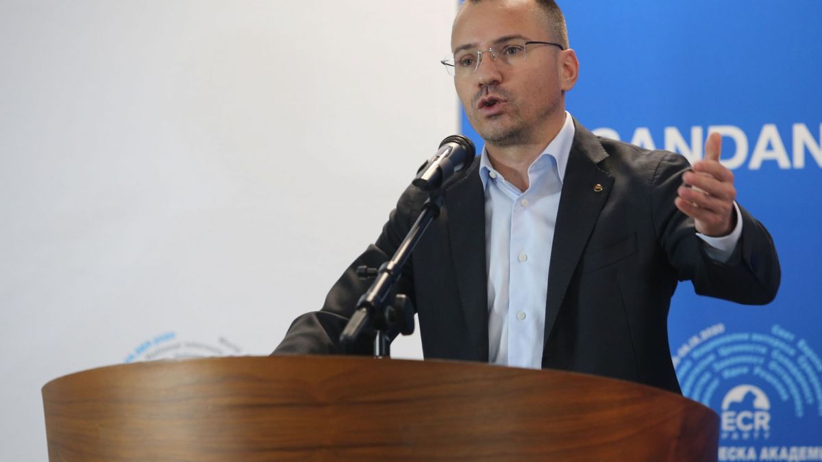 Джамбазки върти на шиш служебното правителство заради безчинствата на мигрантите