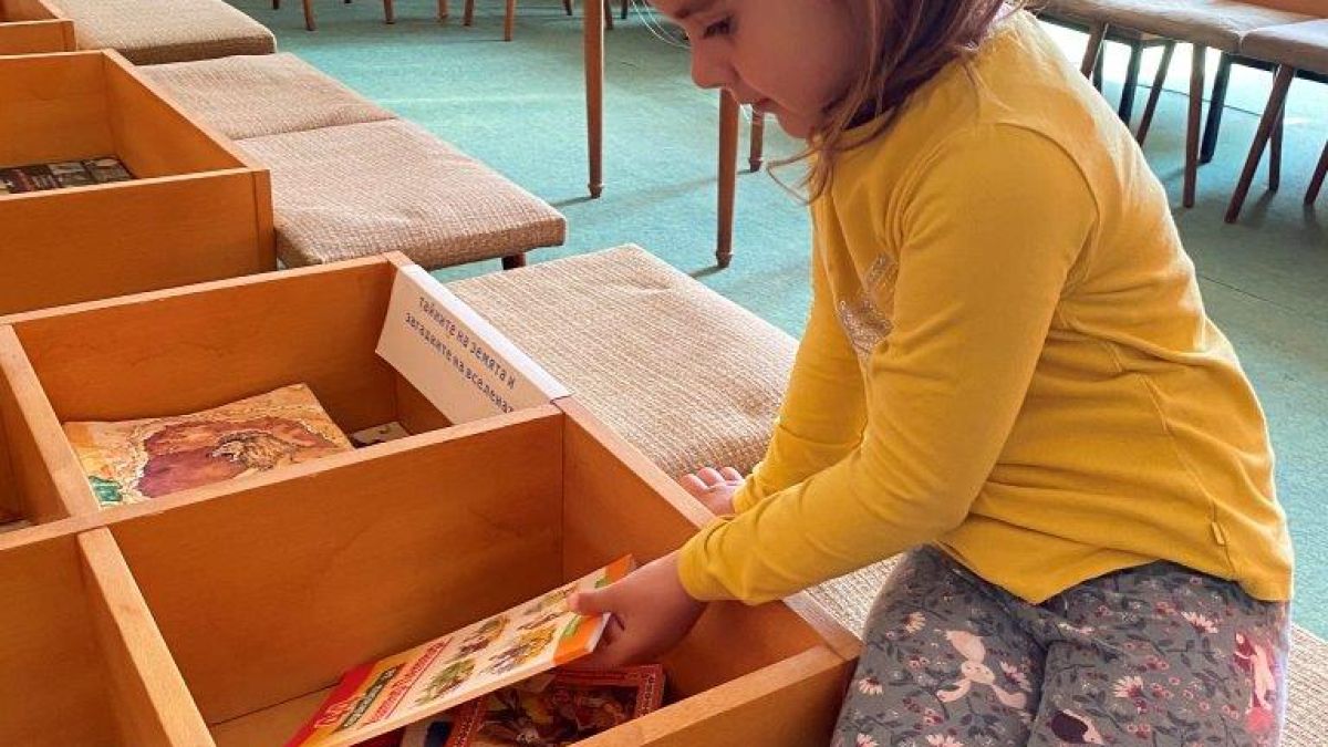 Дарителска кампания за книги цели да върне децата в читалищата