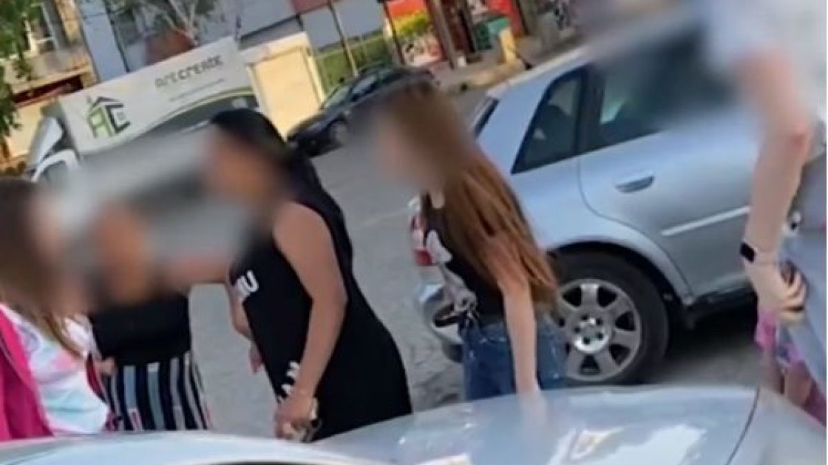 Екшън във Филиповци! Майки се бият за счупена люлка ВИДЕО