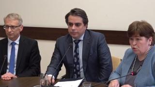 Финансовият министър с важни новини за пенсионерите и бизнеса НА ЖИВО