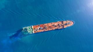 Товарен кораб се преобърна, двама са в неизвестност