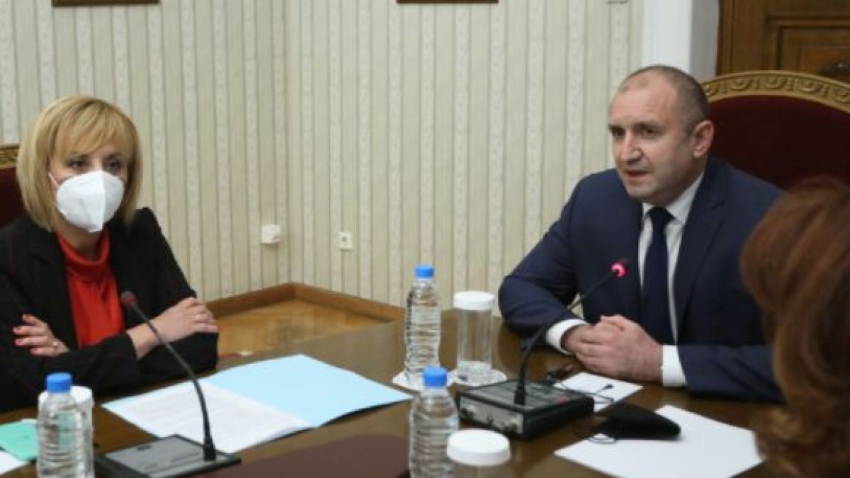 Плевнелиев срази Манолова и Радев: Двамата били...