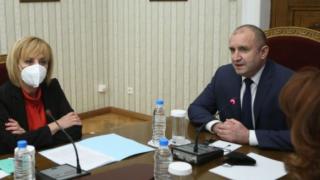 Плевнелиев срази Манолова и Радев: Двамата били...