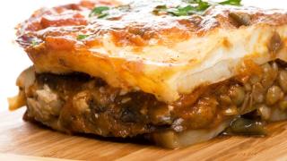 Една от най-развратните порно звезди показа как се готви мусака ВИДЕО