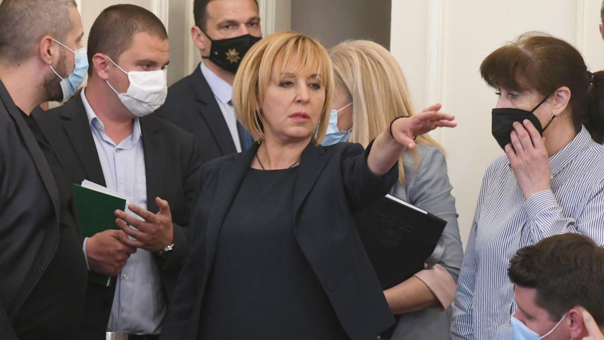 Манолова пак обърна палачинката, ласкае Слави и напъва за...