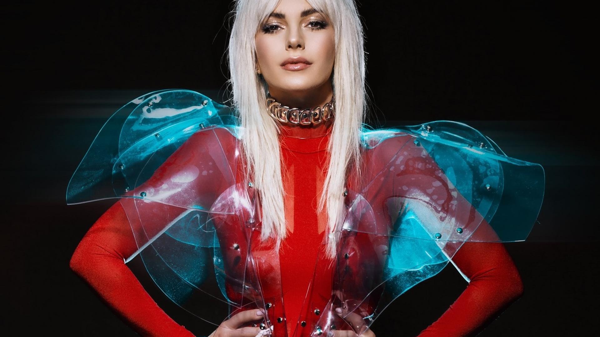 Поли Генова съблазни с гореща СНИМКА от басейна и призна, че...