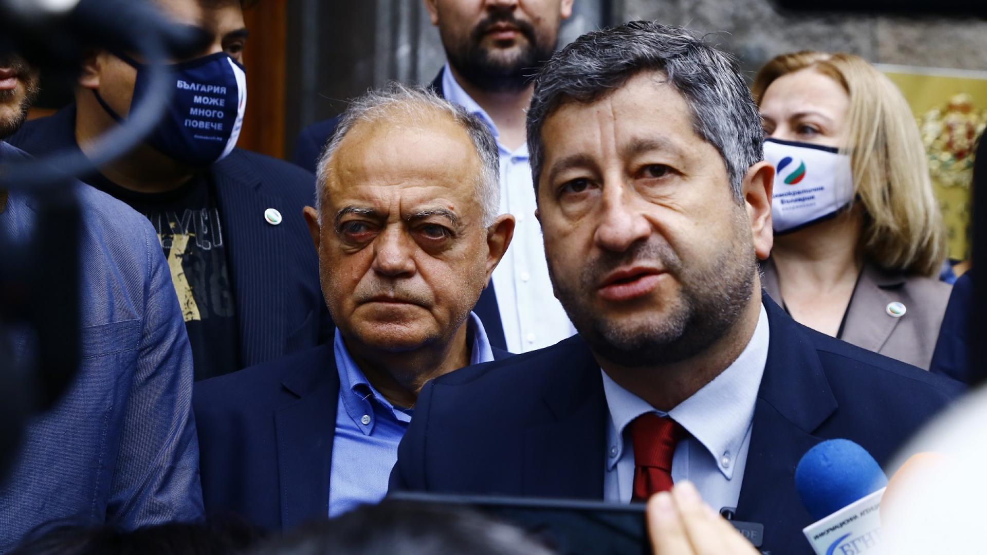 Ген. Атанасов: Изборът за шеф на парламента ще се провали, а Радев...