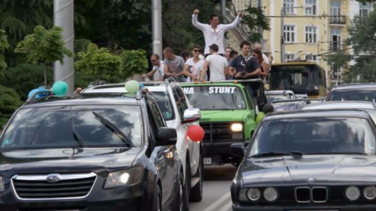 Викаха и свиркаха, но сега плачат: Абитуриенти от Разград бяха спипани да...
