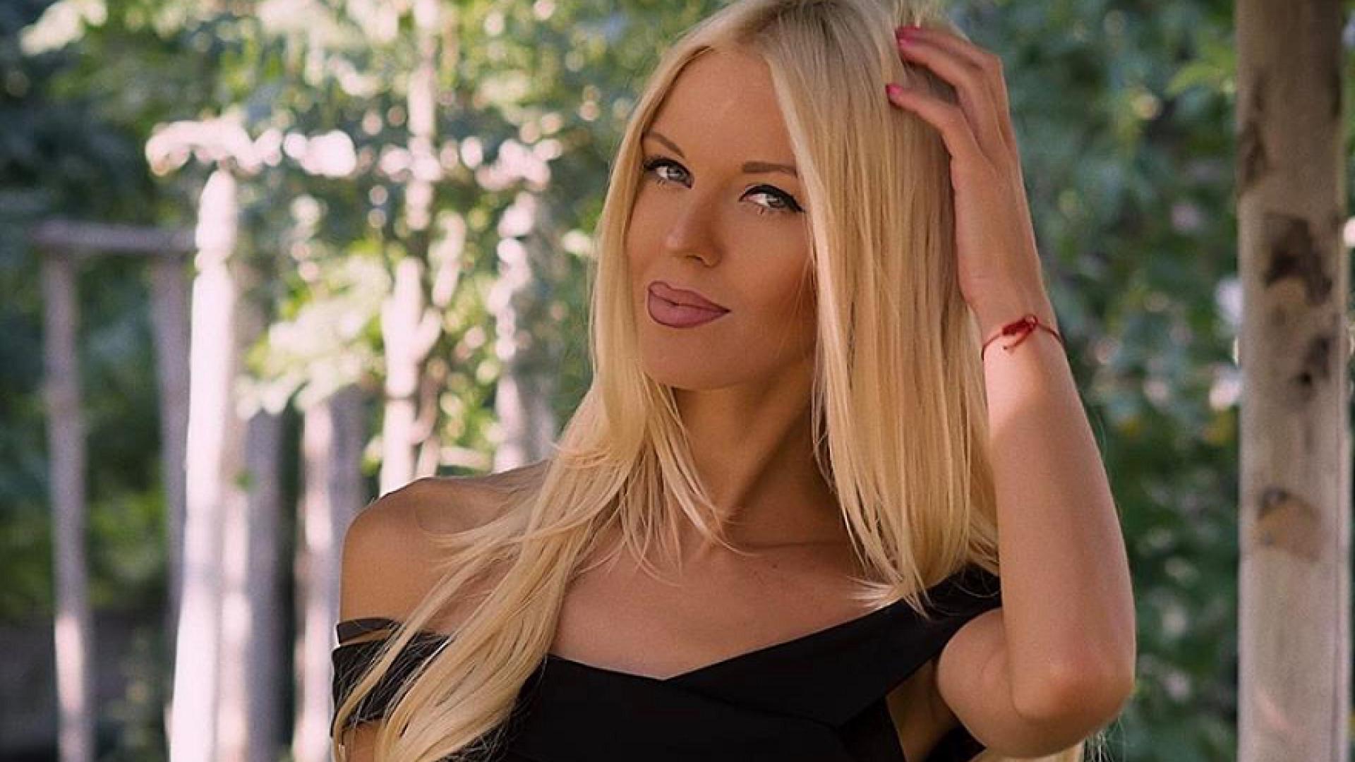 Натали Трифонова се пусна от леглото, а до нея е... Снимка