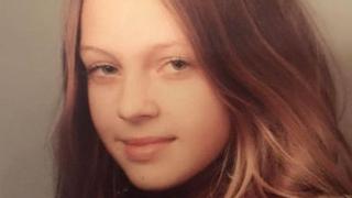 Сега тя е сексбомба в наша национална телевизия, познахте ли я СНИМКА