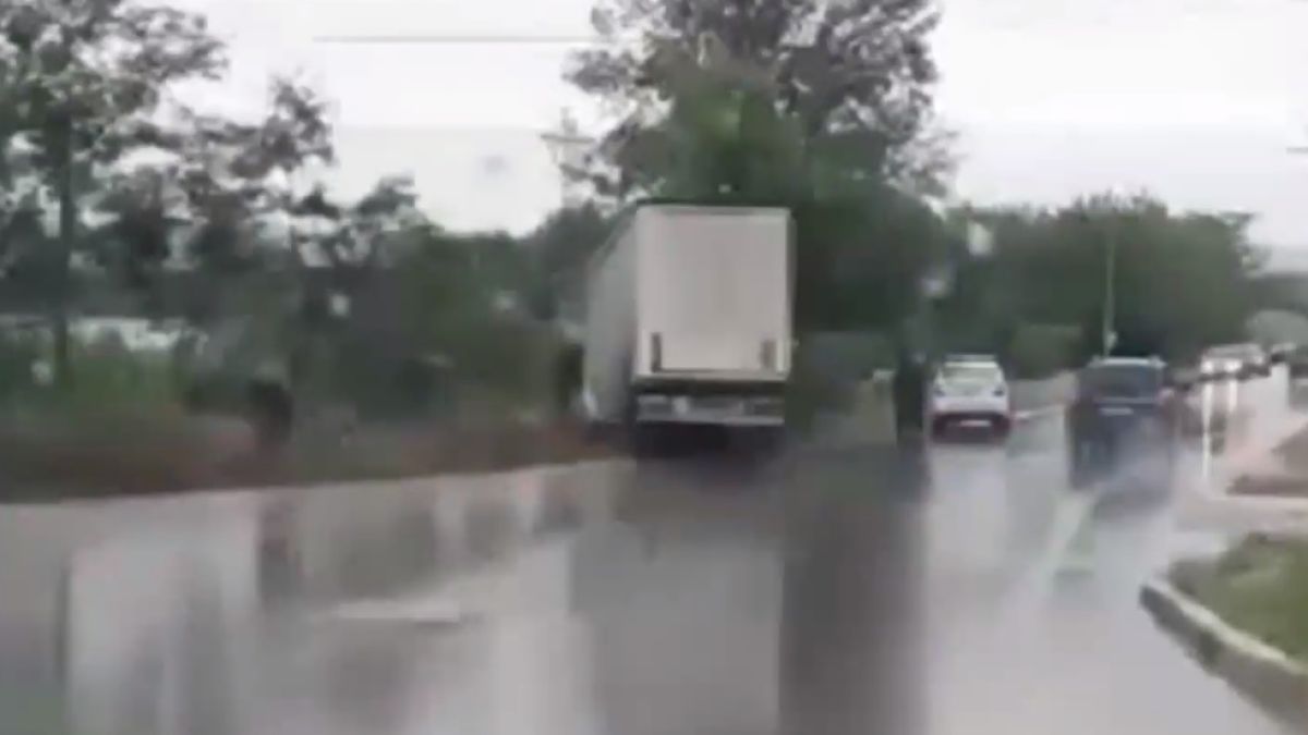 Опасен завой хвърли тир в овощна градина в Гложене ВИДЕО