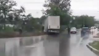 Опасен завой хвърли тир в овощна градина в Гложене ВИДЕО