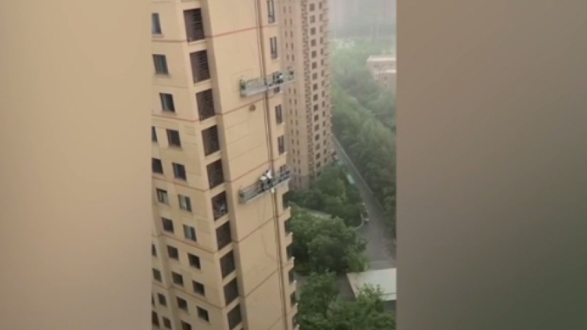Буря удари миячи на прозорци, хората оцеляха по чудо ВИДЕО