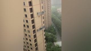 Буря удари миячи на прозорци, хората оцеляха по чудо ВИДЕО