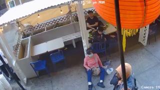 Безчинство: Чернокож нокаутира 55-г азиатка без причина в Ню Йорк ВИДЕО